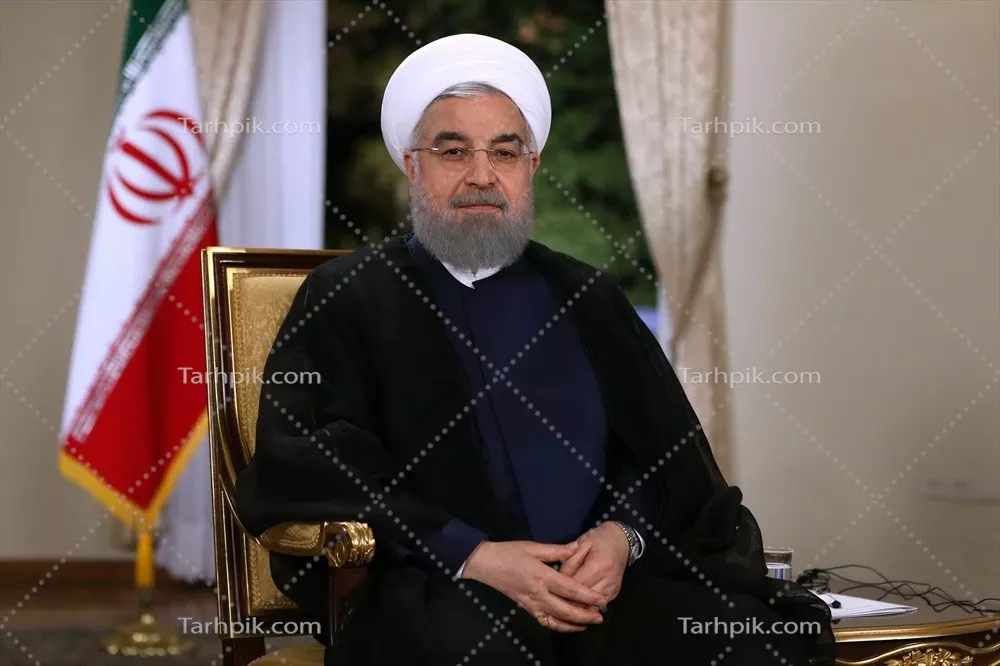 عکس دکتر روحانی نشسته کنار پرچم ایران و نماد ملیت و هویت