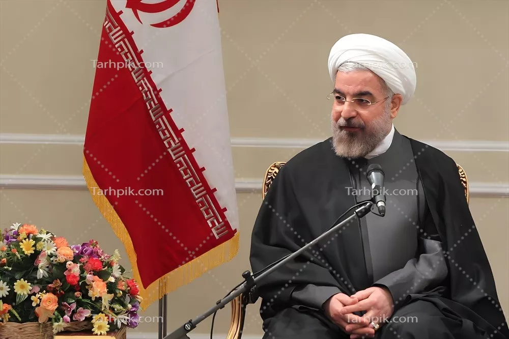 عکس دکتر روحانی کنار پرچم ایران و نماد افتخار ملی
