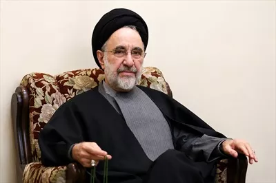 عکس سید محمد خاتمی نشسته روی صندلی و در حال گفتگو