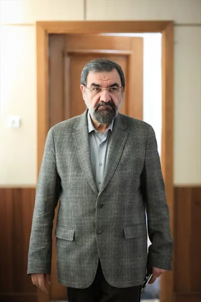 عکس محسن رضایی ایستاده 