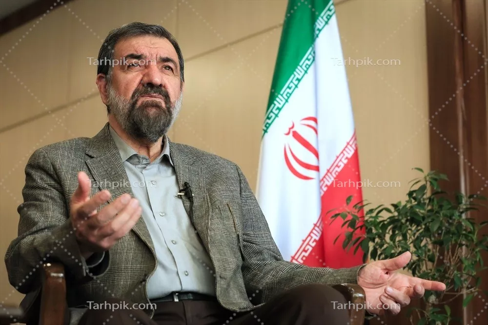 عکس محسن رضایی در کنار پرچم ایران و نماد ملیت
