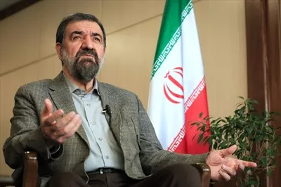 عکس محسن رضایی در کنار پرچم ایران و نماد ملیت
