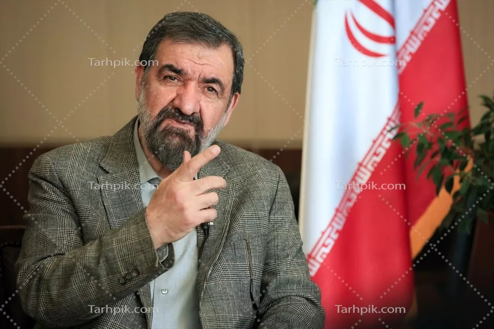 عکس محسن رضایی در حال صحبت و بیان نظرات سیاسی خود