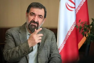 عکس محسن رضایی در حال صحبت و بیان نظرات سیاسی خود