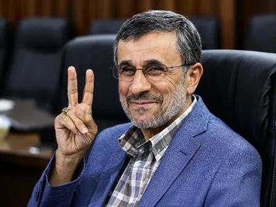 عکس محمود احمدی نژاد با نشان دادن علامت پیروزی و انرژی مثبت