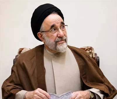 عکس محمد خاتمی نشسته در یک محیط آرام و دلنشین