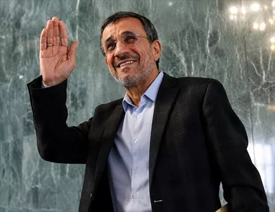 عکس محمود احمدی نژاد در حال سلام کردن و ارتباط با مردم