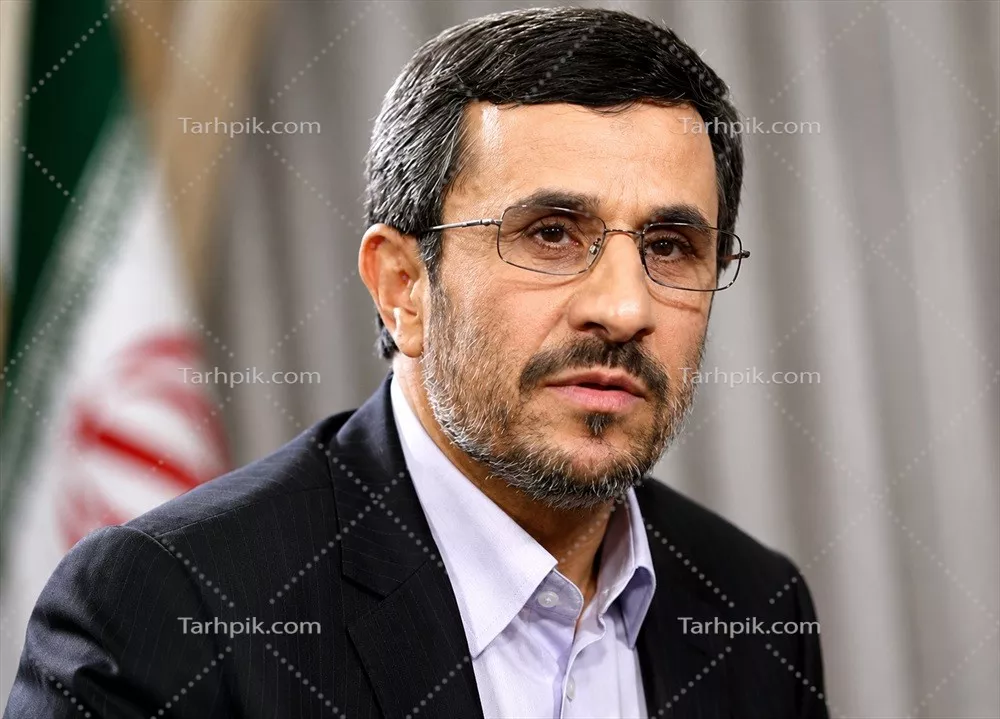 عکس محمود احمدی نژاد و پرچم ایران در پس زمینه