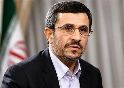 عکس محمود احمدی نژاد و پرچم ایران در پس زمینه