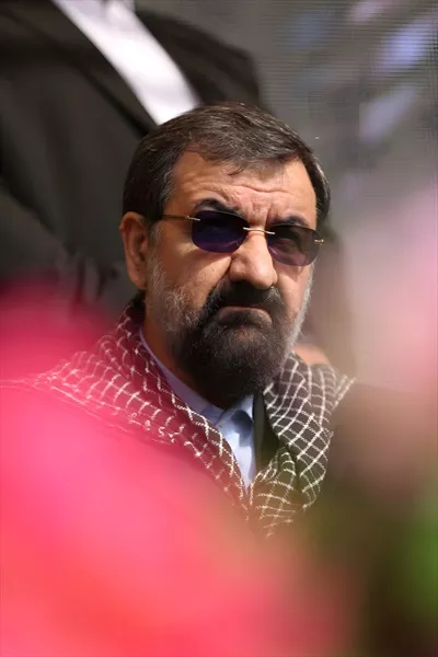 عکس پرتره محسن رضایی با نگاه قوی و تأثیرگذار