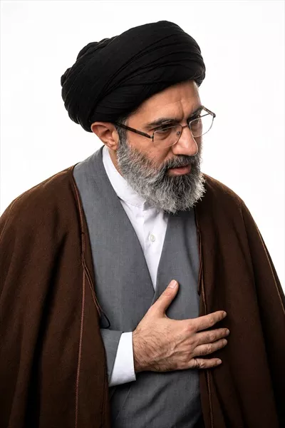 عکس با پس زمینه سفید از سید مجتبی خامنه ای برای استفاده در وب سایت